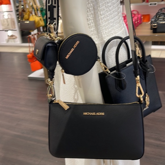 MICHAEL KORS
Jet Set Saffiano Leather Crossbody Bag with Case for Airpods Pro® - Picture 10 of 16